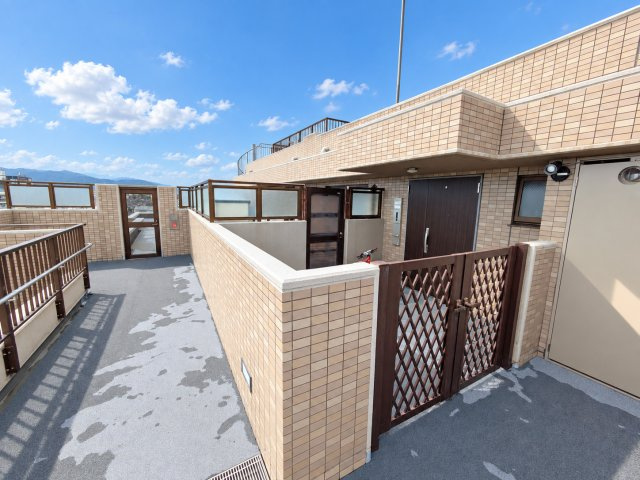 サーパス土居田南の玄関|プライバシーに配慮された門扉付きの専用ポーチです。戸建て感覚の独立性と開放感を味わえます。