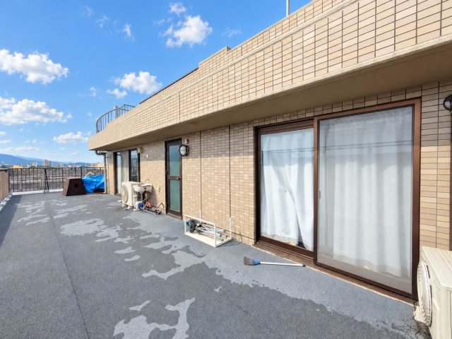 サーパス土居田南のバルコニー|日当たり良好な広々としたバルコニーです。洗濯物もラクラク干せます。