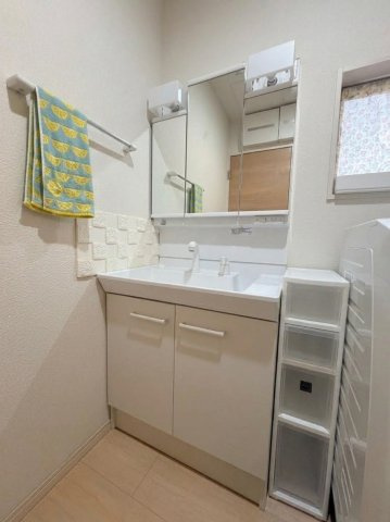＼庭も車も、家族時間もゆとりの角地／熊本市西区小島５丁目の独立洗面台|白でまとめた清潔感ある洗面空間。三面鏡と収納を備えた洗面台。朝の身支度をすっきり
支えます。