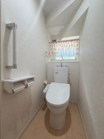 ＼庭も車も、家族時間もゆとりの角地／熊本市西区小島５丁目のトイレ|1階トイレは手すり付き。家族にも来客にも使いやすい設計小窓から光と風を取り込み、清
潔感を保ちやすい