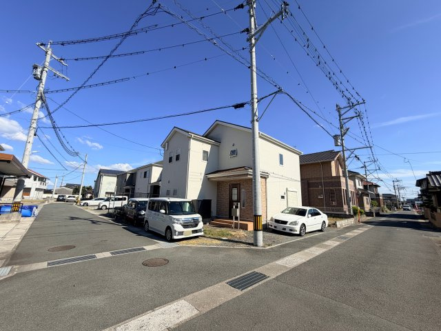 ＼庭も車も、家族時間もゆとりの角地／熊本市西区小島５丁目の外観|角地にあたり、明るい陽射しと風を届けます♪道路幅員も広く、離合も楽々♪運転が苦
手な方も安心です!