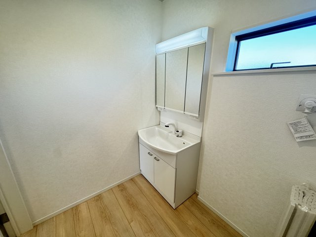 クレイドルガーデン前橋市今井町第１　２号棟の洗面所|【イメージ画像】シャワー水栓付き洗面台で朝の身支度もバッチリです！
洗面台には収納スペースもあり洗面室もすっきり片付きますよ！
