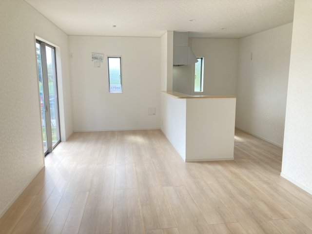 クレイドルガーデン前橋市今井町第１　２号棟の居間・リビング|【イメージ画像】人気の対面式キッチンを配した空間はお好みの家具も合わせやすく、家族がくつろぐ快適な空間造りをサポート。窓からは明るい陽光が差し込みます。