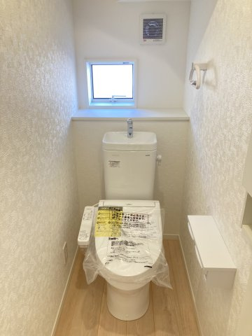 クレイドルガーデン前橋市今井町第１　２号棟のトイレ|【イメージ画像】1階トイレです。清潔感のある白を基調としています。
温水洗浄・便座暖房機能の付いた快適なトイレです☆
