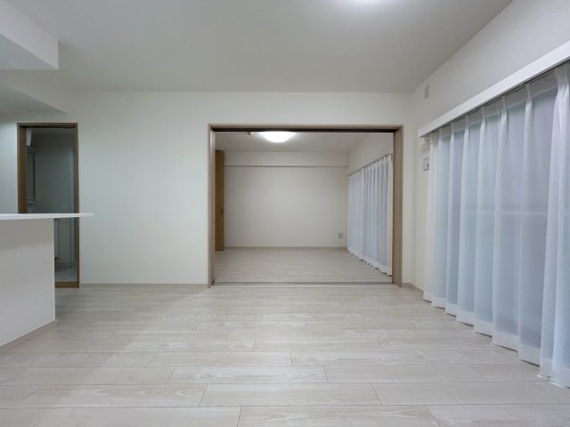 第二の横浜とも言える新横浜。その歴史は、興味あれば調べてみて下さい。４階の角部屋ですが、一度ご覧になってみてほしいと思います。新横浜に住まうその意義を感じる【新横浜サニーコート】リフォームの居間・リビング|おしゃれな居間です