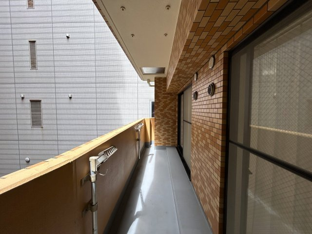 第二の横浜とも言える新横浜。その歴史は、興味あれば調べてみて下さい。４階の角部屋ですが、一度ご覧になってみてほしいと思います。新横浜に住まうその意義を感じる【新横浜サニーコート】リフォームのバルコニー|バルコニーがあります