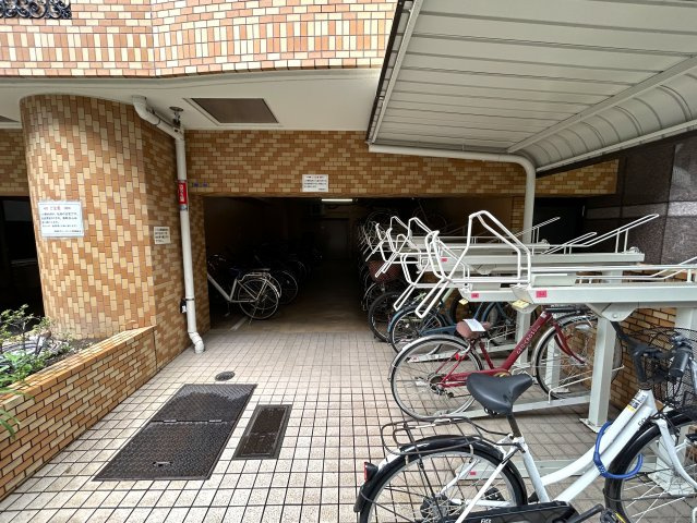 第二の横浜とも言える新横浜。その歴史は、興味あれば調べてみて下さい。４階の角部屋ですが、一度ご覧になってみてほしいと思います。新横浜に住まうその意義を感じる【新横浜サニーコート】リフォームの駐輪場