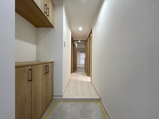 第二の横浜とも言える新横浜。その歴史は、興味あれば調べてみて下さい。４階の角部屋ですが、一度ご覧になってみてほしいと思います。新横浜に住まうその意義を感じる【新横浜サニーコート】リフォームの玄関|シンプルで使いやすい玄関です