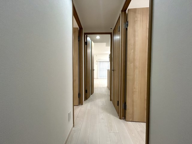 第二の横浜とも言える新横浜。その歴史は、興味あれば調べてみて下さい。４階の角部屋ですが、一度ご覧になってみてほしいと思います。新横浜に住まうその意義を感じる【新横浜サニーコート】リフォームの内装|明るい色調の室内です