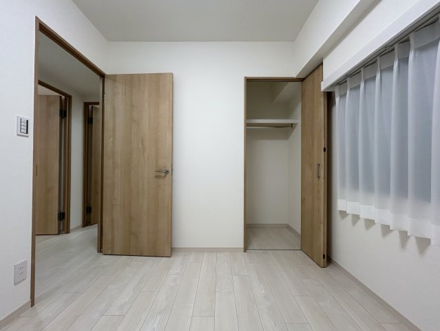 第二の横浜とも言える新横浜。その歴史は、興味あれば調べてみて下さい。４階の角部屋ですが、一度ご覧になってみてほしいと思います。新横浜に住まうその意義を感じる【新横浜サニーコート】リフォームの内装|明るい色調の室内です