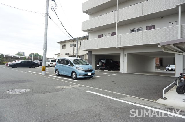 熊本市西区二本木２丁目の賃貸マンションの駐車場