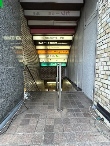 トーシン信濃町駅前ビルのエントランス