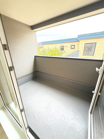 【新築戸建】江別市大麻東町2棟のバルコニー|屋根付で雨・雪が入りにくいルーフバルコニーを採用しています。洗濯物干しだけではなく椅子を置いてのんびり過ごせる広さです。(同仕様物件)