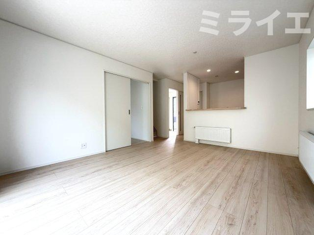 【新築戸建】江別市大麻東町2棟の居間・リビング|リビングが見渡せる対面キッチンを採用。内装(壁・床・建具)は白を基調とし、明るい雰囲気となっています。(1号棟)