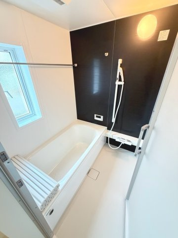 【新築戸建】江別市大麻東町2棟の浴室|追焚機能はもちろん、浴室乾燥・暖房・涼風機能完備しています。窓があり換気もできます。(1号棟)