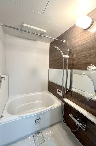 サンワプラザ芦屋の浴室|乾燥機付きの浴室は雨の日でも洗濯物が干せるので、忙しい共働きのご家庭では大活躍です。
