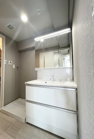 サンワプラザ芦屋の独立洗面台|ゆとりの洗面スペースで朝の身支度も快適スムーズに。３面鏡で髪のセットやお化粧もストレスなくこなせます。鏡の裏にはたっぷりと収納スペースを標準装備！
