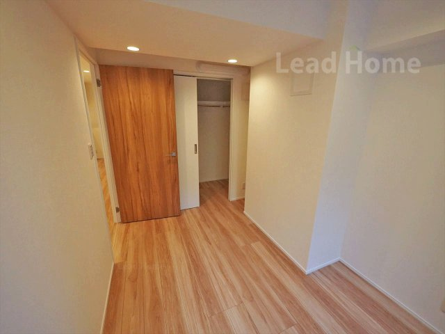 【洋室】 | パークホームズ武蔵小山 | 木の温もりを感じるフローリング仕様の明るい洋室です！家具のレイアウトもしやすく快適に使えます！