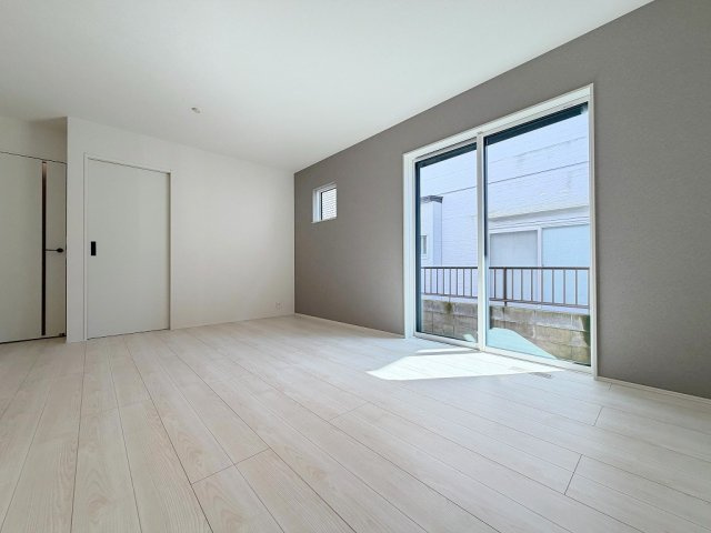 三郷市高州2丁目　新築戸建　全1棟の居間・リビング|アクセントクロスがオシャレなリビング15.2帖