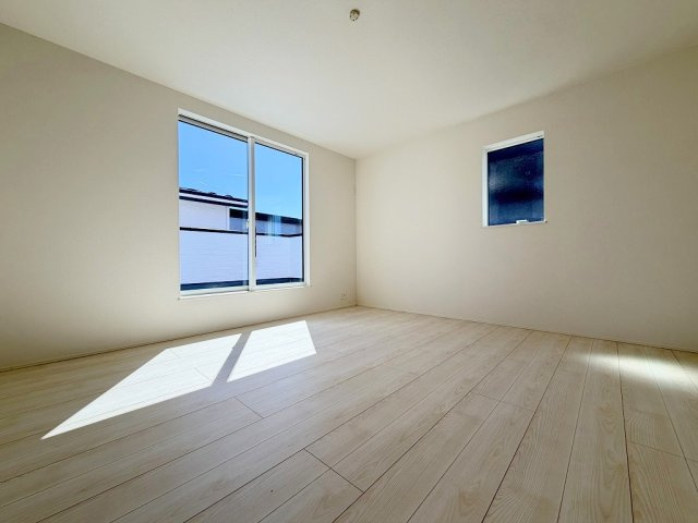 三郷市高州2丁目　新築戸建　全1棟の洋室|バルコニーに面した明るい洋室9.5帖・主寝室としていかがでしょう