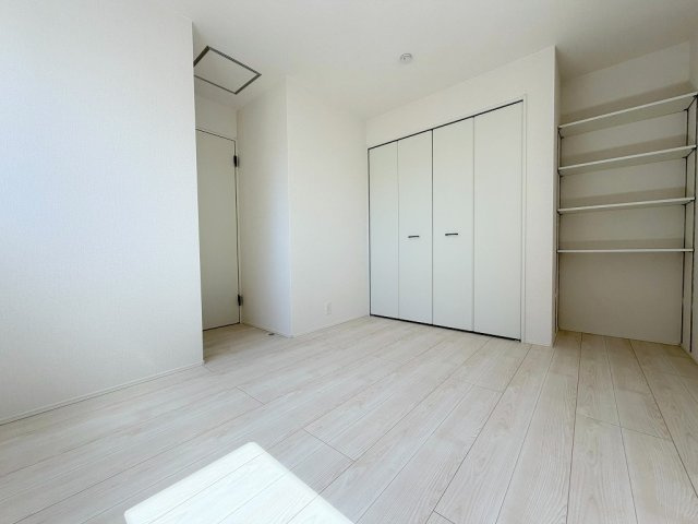 三郷市高州2丁目　新築戸建　全1棟の洋室|クローゼット・可動棚付きの洋室6.5帖
