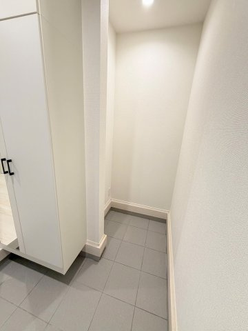 三郷市高州2丁目　新築戸建　全1棟の玄関|アウトドア用品やベビーカー置きにも便利な玄関土間収納