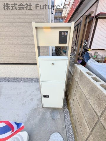 三郷市高州2丁目　新築戸建　全1棟のエントランス|不在時に便利な宅配BOX完備