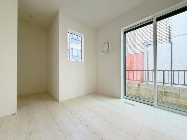 三郷市高州2丁目　新築戸建　全1棟の洋室|WICが付いた1階リビング横の洋室4.5帖