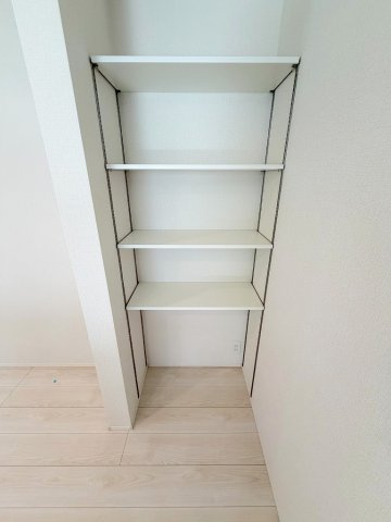 三郷市高州2丁目　新築戸建　全1棟の収納|キッチン家電や食品庫としても活用できるキッチンの可動棚です