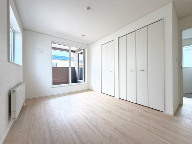 【新築戸建】江別市大麻東町2棟の洋室|2階洋室にはルーフバルコニーが設置されています。