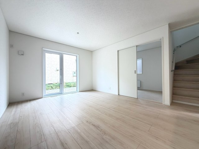 【新築戸建】江別市大麻東町2棟の居間・リビング|リビングが見渡せる対面キッチンを採用。内装(壁・床・建具)は白を基調とし、明るい雰囲気となっています。