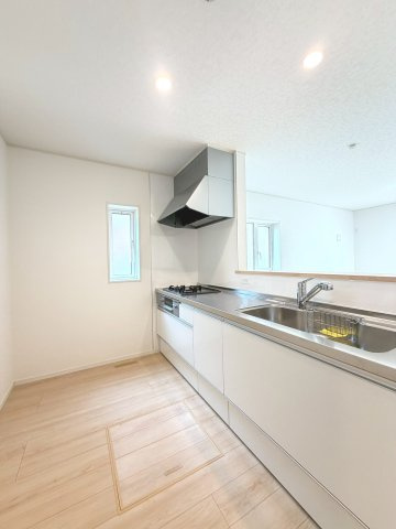 【新築戸建】江別市大麻東町2棟のキッチン|広々システムキッチンは、シンク・調理部分だけではなく、小物から大きな調理器具まで収納でき、出し入れもスムーズな収納充実プランを採用。食洗器設置可能。床下収納あり。(同仕様物件)