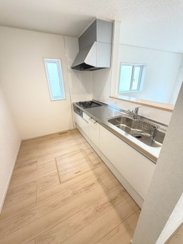 【新築戸建】江別市大麻東町2棟のキッチン|広々システムキッチンは、シンク・調理部分だけではなく、小物から大きな調理器具まで収納でき、出し入れもスムーズな収納充実プランを採用。食洗器設置可能。床下収納あり。