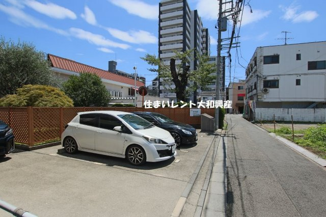 シャルマンの駐車場