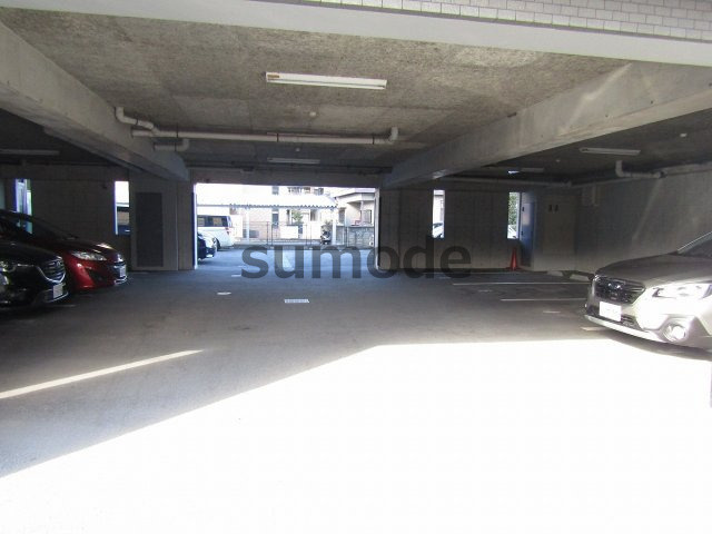 グランドプラス西真上の駐車場