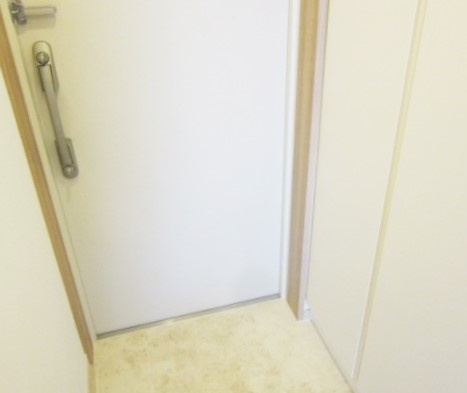 府中市緑町３丁目の賃貸マンションの玄関