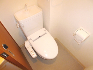 温水洗浄便座付きのトイレです♪