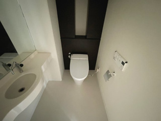 温水洗浄便座付きのトイレです♪