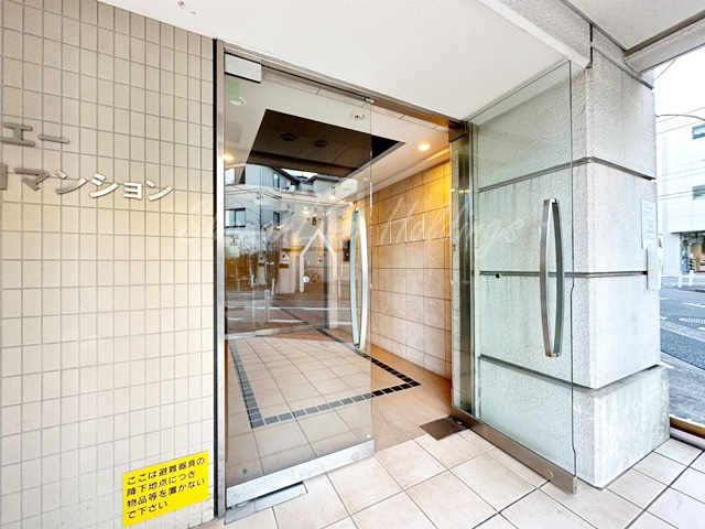 横浜市神奈川区大口通の賃貸マンションのエントランス