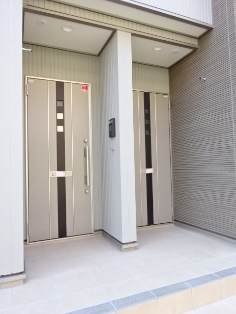 アバンツァートのエントランス|同施工会社、同型タイプです