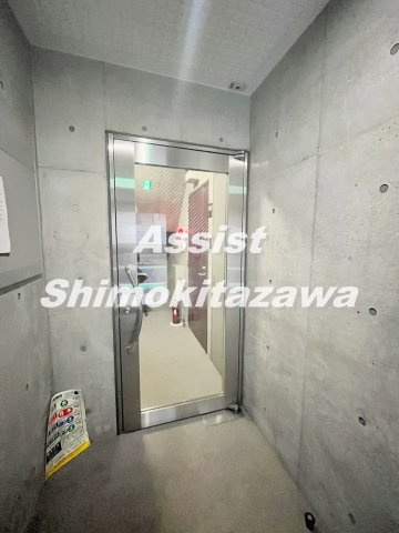 アパルトメント代沢のエントランス