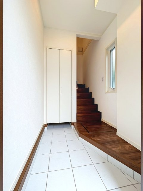 フォレスタ三鷹の玄関|明るい玄関です