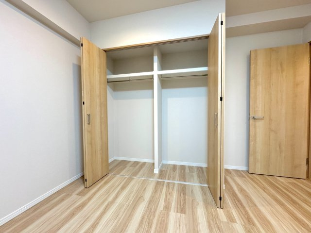 レクセルプラッツァせんげん台弐番館の収納|お部屋をすっきりと片付けられる便利なウォークインクローゼットです。たっぷりと衣類や荷物を収納できるため、居住スペースを広く快適にお使いいただけます。ご家族の思い出の品などもまとめて収納できます。