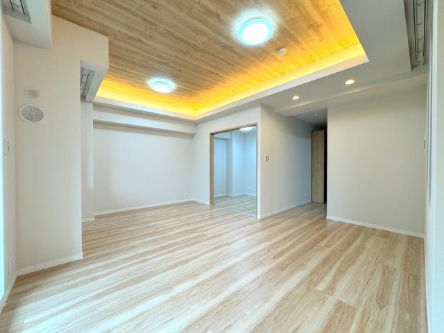レクセルプラッツァせんげん台弐番館の居間・リビング|お部屋全体を見渡せる開放的なリビングダイニングの眺めです。ダイニングとリビングの空間をそれぞれゆとりを持って配置できるため、暮らしのシーンに合わせた家具レイアウトをお楽しみいただけます。