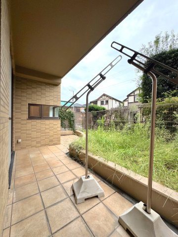 レクセルプラッツァせんげん台弐番館のバルコニー|お洗濯物がたっぷりと干せる、広々とした明るいバルコニーです。太陽の光をしっかりと受けて、お布団や洗濯物も気持ちよく乾きます。開放的な眺望が広がり、毎日のちょっとした気分転換にもぴったりのスペースです。