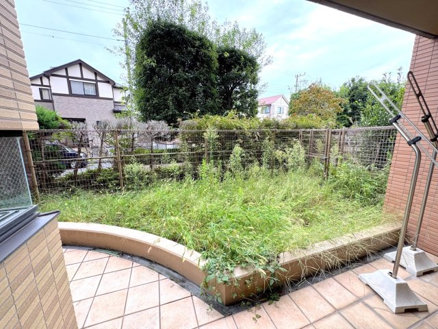 レクセルプラッツァせんげん台弐番館の庭|窓から穏やかな景色を望むことができる、開放感あふれる眺望です。遮るものが少なく、たっぷりの採光と心地よい風を感じながらお過ごしいただけます。四季折々の移り変わりを身近に感じられる嬉しいロケーションです