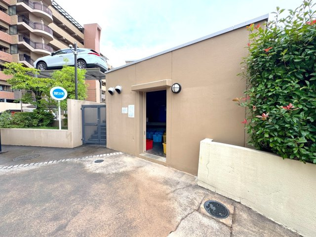 レクセルプラッツァせんげん台弐番館のその他共用部分|いつも綺麗に管理されている使いやすい敷地内のゴミ置き場です。日々の生活の利便性を高めてくれる大切な共用設備のひとつで、管理体制の良さがしっかりと伝わる清潔感のある美しいスペースに保たれています。