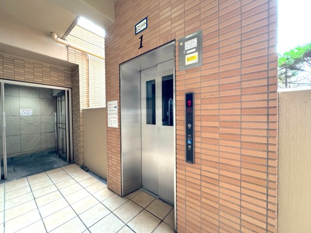 レクセルプラッツァせんげん台弐番館のその他共用部分|重たいお荷物をお持ちの際やベビーカーのご利用時にも安心なエレベーター設備です。日々の暮らしの移動を優しくサポートしてくれます。綺麗にメンテナンスされており、住民の皆様が気持ちよくご利用いただけます。