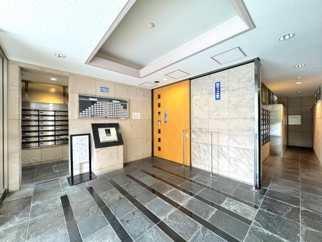 レクセルプラッツァせんげん台弐番館のエントランス|住まう方やゲストを優しく迎えてくれる上品なエントランスホールです。しっかりと手入れが行き届いた綺麗な共用空間になっており、マンション全体の管理の良さと安心感を日々実感していただける落ち着いた雰囲気です