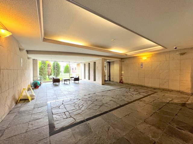 レクセルプラッツァせんげん台弐番館のエントランス|高級感と温かみが調和したエントランスの別アングルです。外からの視線やプライバシーに配慮された安心の設計になっています。毎日の行き帰りに、ホッと心が和むような穏やかな空間があなたを優しく包み込みます。